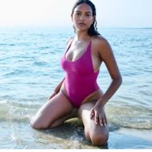 Dos Garnenias One Piece Swimsuit with adjustable straps Size 4 - NEW